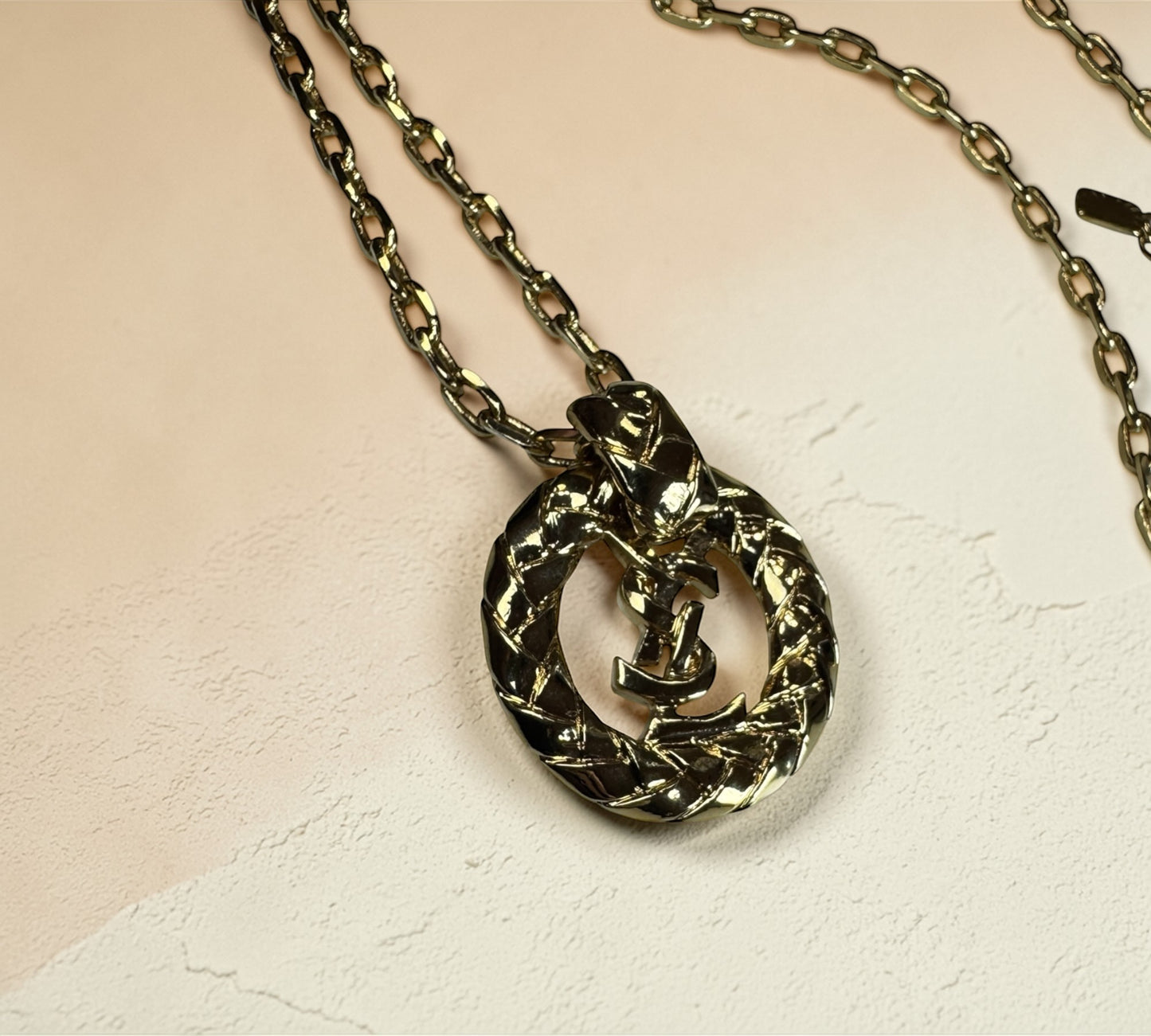 Yves Saint Laurent ヴィンテージ Cassandre Logo Pendant Necklace イヴ・サンローラン カサンドラ ロゴ ペンダント ネックレス ゴールド 56cm